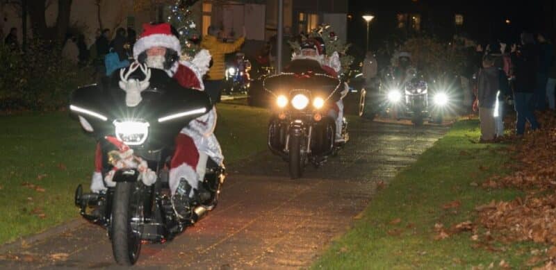 Weihnachtlicher Besuch des „Vereins Biker for Kids“ in unserer Wohnanlage in Holzlar