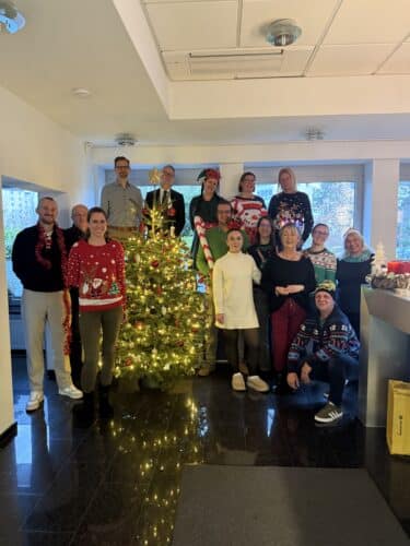 Gemeinsam unter dem Weihnachtsbaum sagen wir Danke…